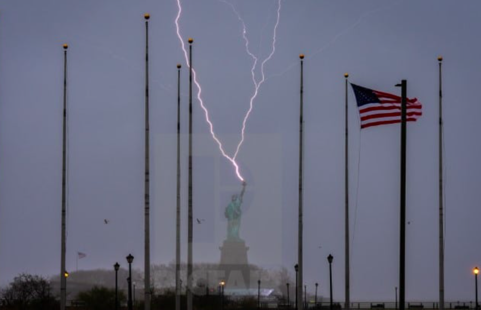 Incredible Moment When Lightning Struck The Statue Of Liberty Captured ...