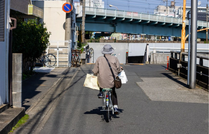 89-Year-Old Man Still Bikes 370 Miles To Visit Children Close To His Heart