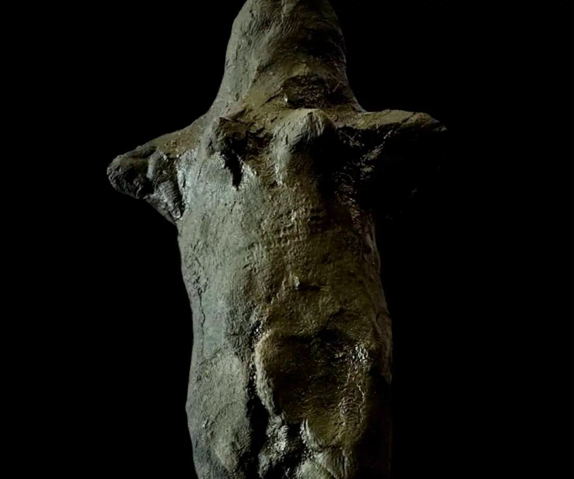 Three Thousand Year Old Sculpture Discovered With Human Fingerprints At The Bottom of a Lake In Italy 2