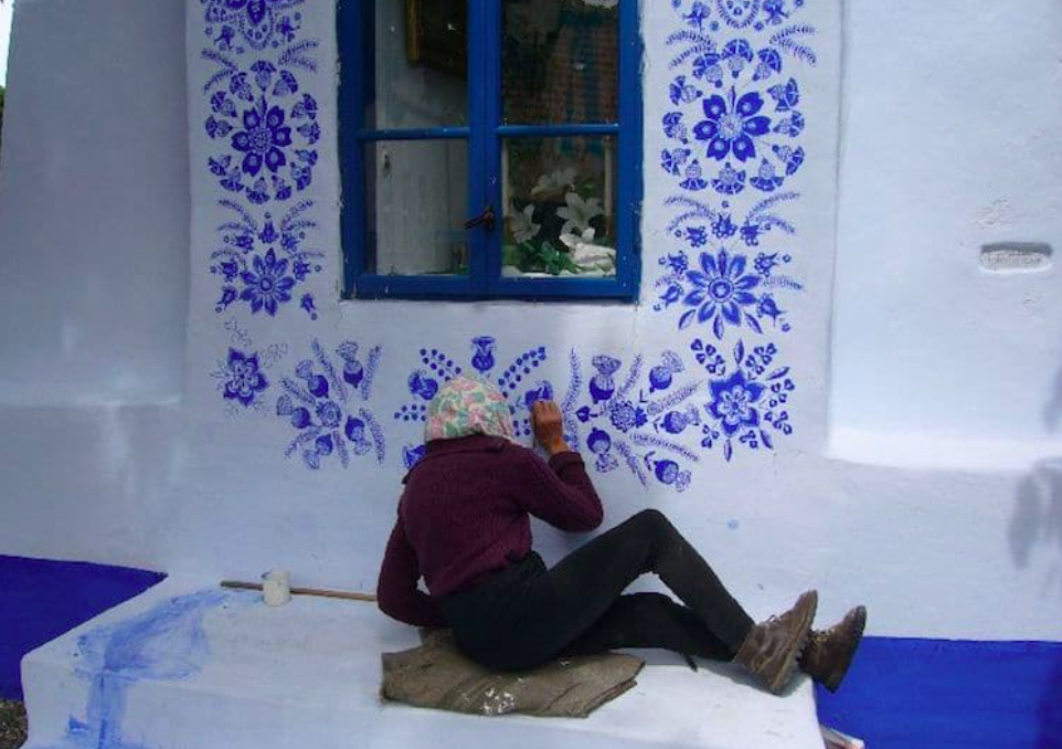 90-Year-Old Woman In Czech Republic Artistically Transforms Houses 3