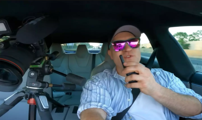 Man Discovers Genius Way To Charge His Tesla Battery After Being Stranded 2