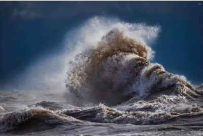 Photographer Captures Mind-Blowing Image Of Crashing Wave Looking Like a Human Face