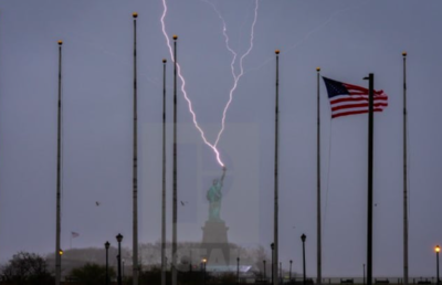 Incredible Moment When Lightning Struck The Statue Of Liberty Captured By Photographer
