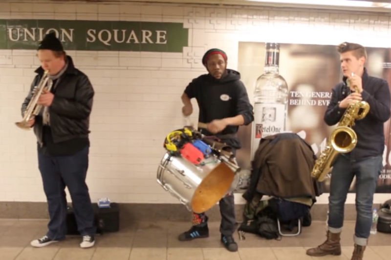 Video: Instrumental Band Rocks Subway With Heart-pounding Tunes. This Is Awesome! 1