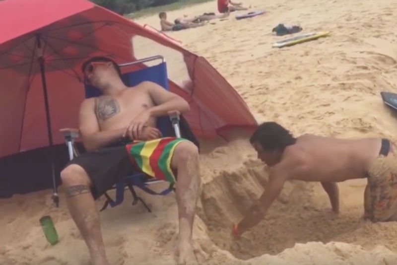 Video: You Won't Believe How This Guy Pranks His Friend On The Beach... 1