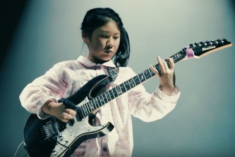 Video: 11 Year Old Japanese Girl Rocks Out Guitar Solo Using A Debit Card! 1
