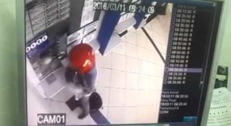 Video: Robber Has His Gun Robbed During Robbery 1