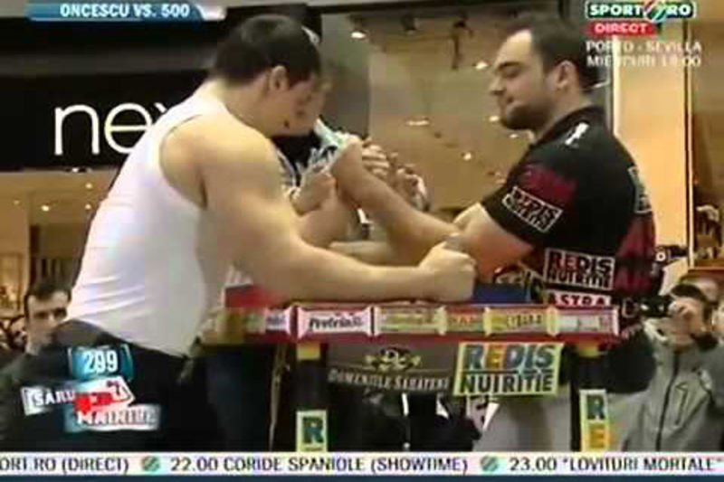 Video: Bodybuilder Vs Pro Arm Wrestler. Who's Really Stronger? 1