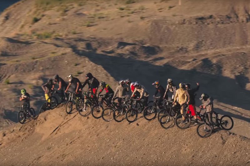 Video: Canadian Downhill Legend Stevie Smith Remembered ' 'aggy's Reunion' Delivered Stoke In Spades As The Wildest Riders Drank Beer, Saluted With Saws And Shredded For Stevie! 1