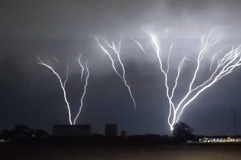 Video: Upward Lightning, Wait What.. It Looks Out-of-this-world!! 1