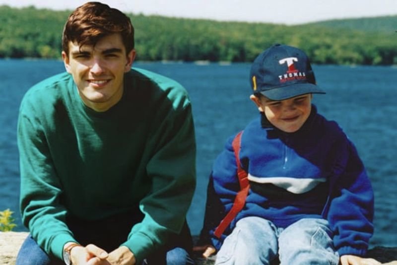 Photoshop Goals Achieved: This Man Adds Himself To All His Childhood Memories 1
