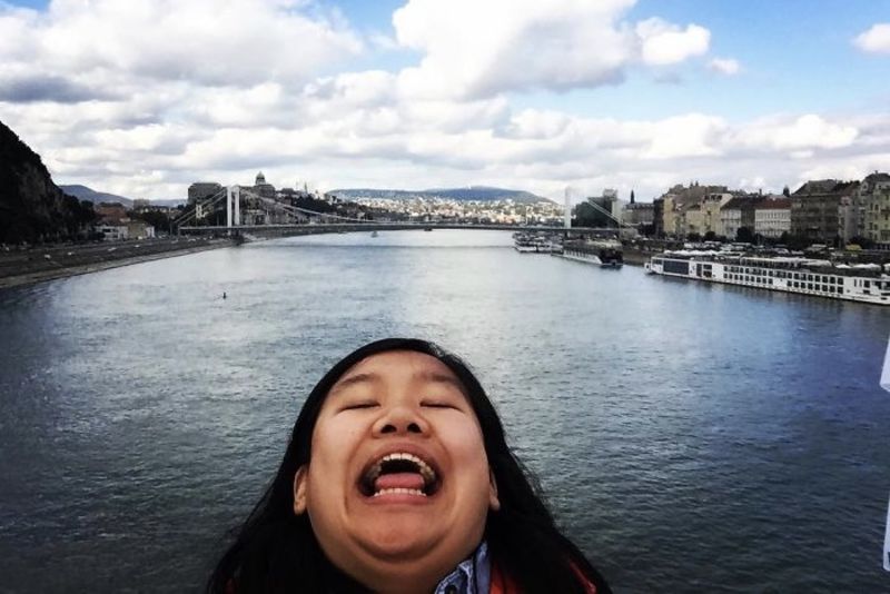 Video: Tourists That Stick Out Like A Sore Thumb 1