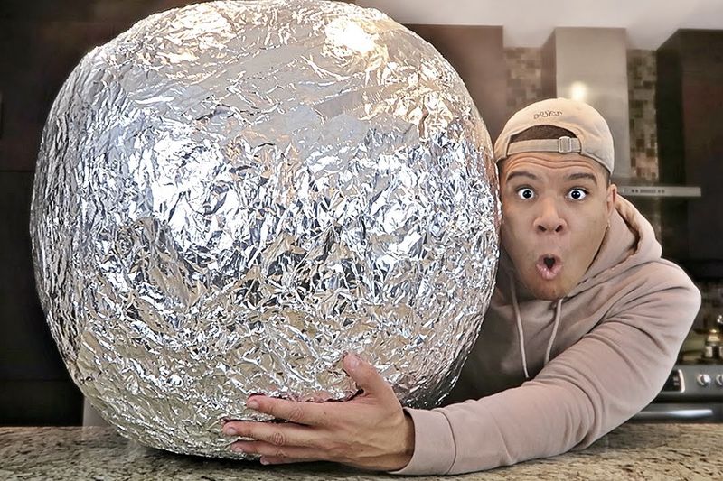 Video: The Most Satisfying Video Of Tinfoil Balls! 1