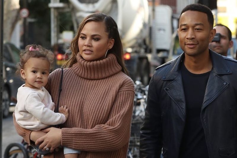 Chrissy Teigen Takes A Bath With Her Baby Girl And People Lose Their Minds! 1