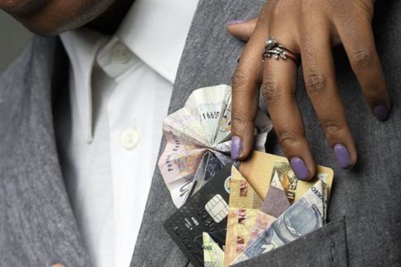Video: Blesser Slapped Three Slay Queens With A R37 000 Bill 1