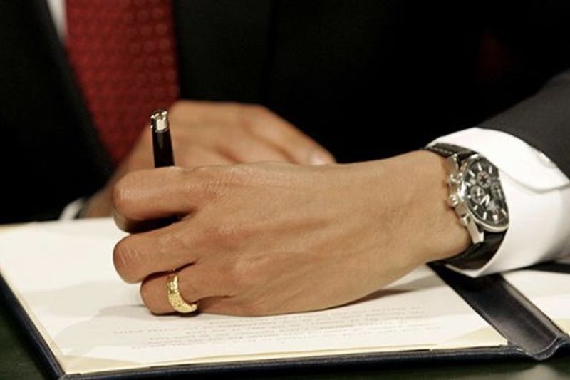 Video: Happy Left-handers Day To All Those Upside Down Writing Freaks Of Nature! 1