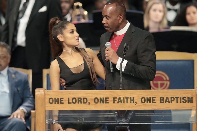 Aretha Franklin's Funeral: Bishop Apologises for 'Groping' Ariana Grande 1