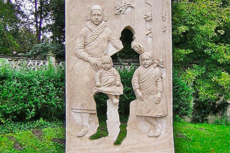 Heartbreaking Memorial With Empty Silhouette Honors Soldiers Who Fought In WWI And WWII 1