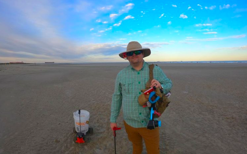 Man Cleans Local Beaches With His Self Made Grabber and Remote-Controlled Trash Can 1