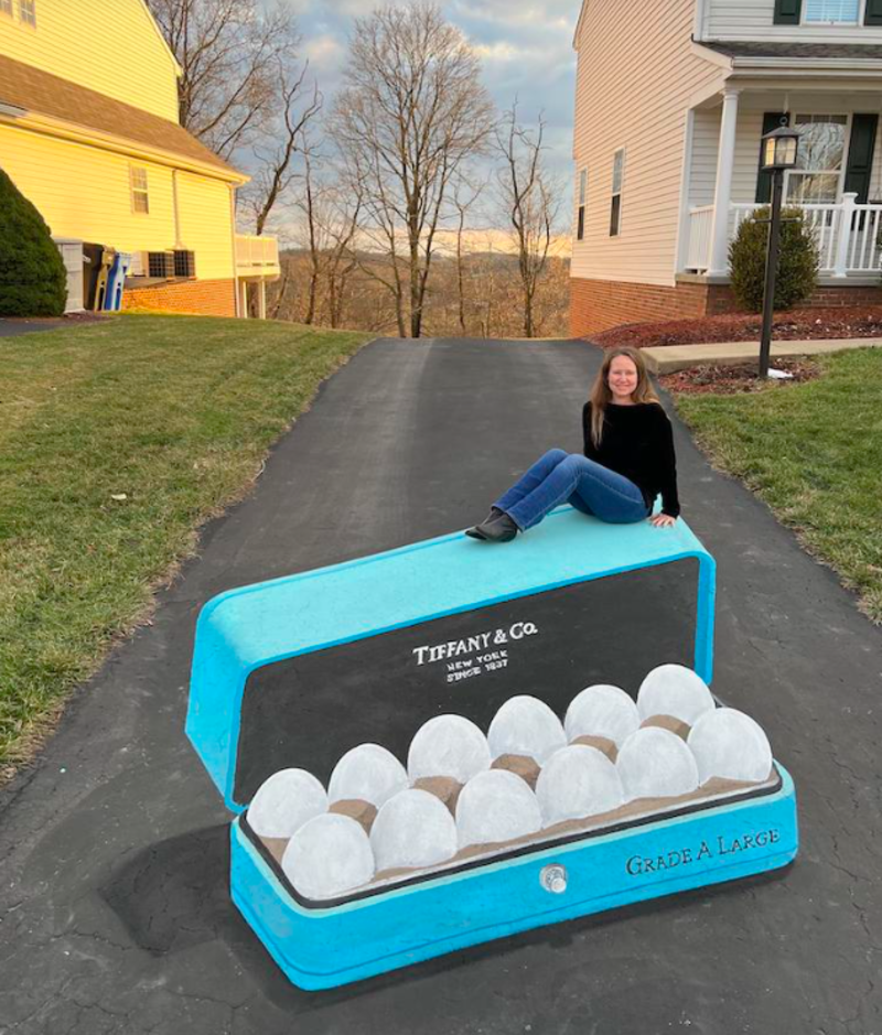 Husband Surprises Wife With Chalk Drawing Of Eggs In a Tiffanys Box 1