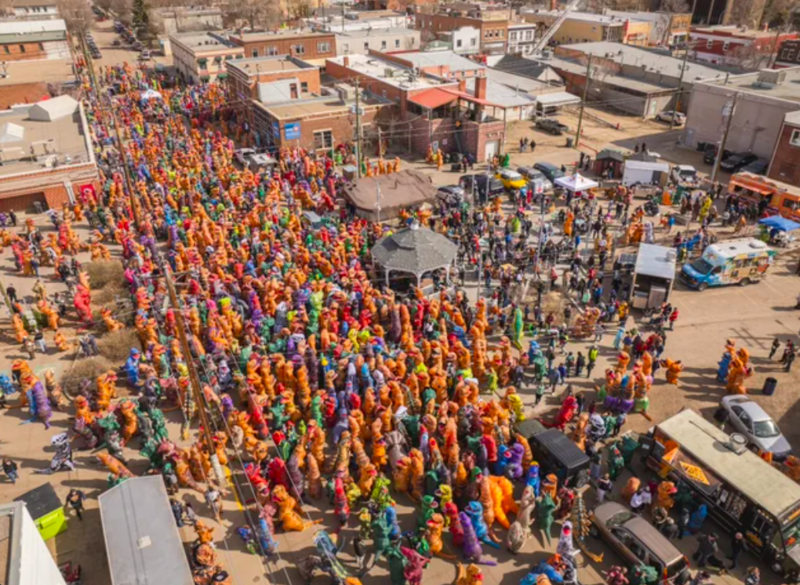 Over 3000 People Dressed In Dinosaur Costumes Gathered In Public To Break The World Record 1