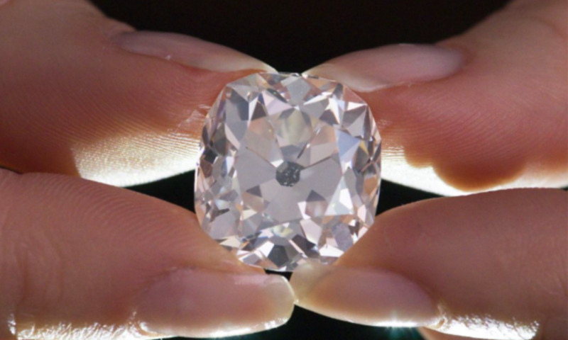 Garage Sale Costume Ring Turns Out To Be a Diamond Worth Over $300 Thousand 1
