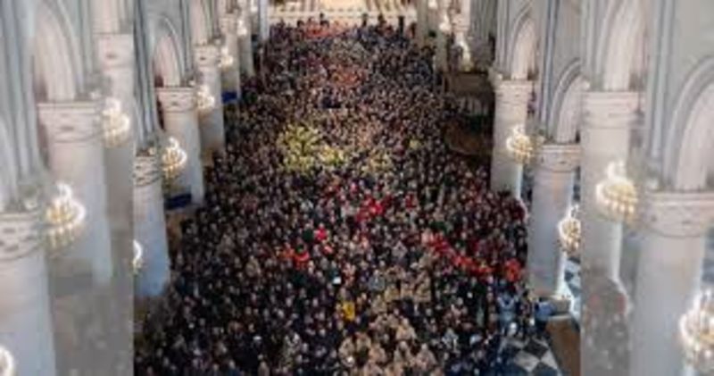 Incredible Photo Of All The 2000 People Who Contributed To Restoring The Notre Dame 1