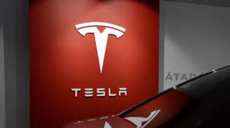 Major Tesla Investor Sells $585,000,000 Of His Shares 1