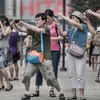 Video: Tourists That Stick Out Like A Sore Thumb 3